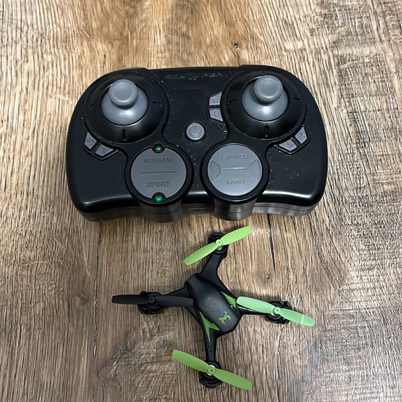 Sky Viper Dash nano drone and controll with extra wings great condition - Picture 3 of 3